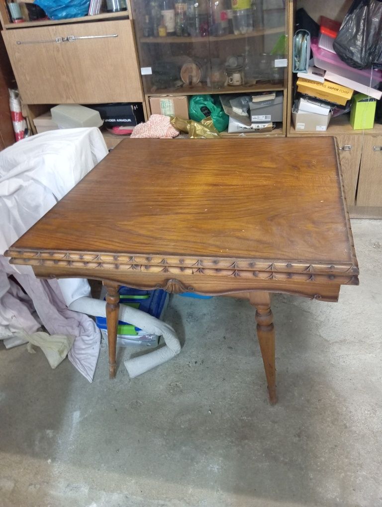Mesa de madeira e cadeiras
