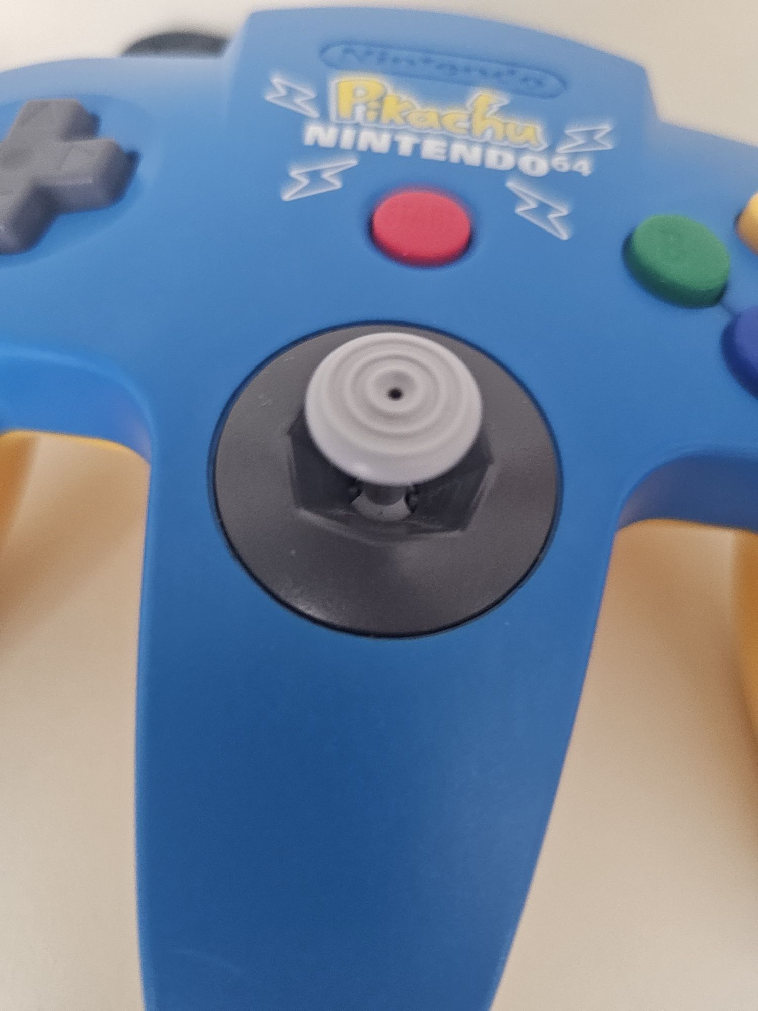 Comando Nintendo 64 Pikachu (edição colecionador)