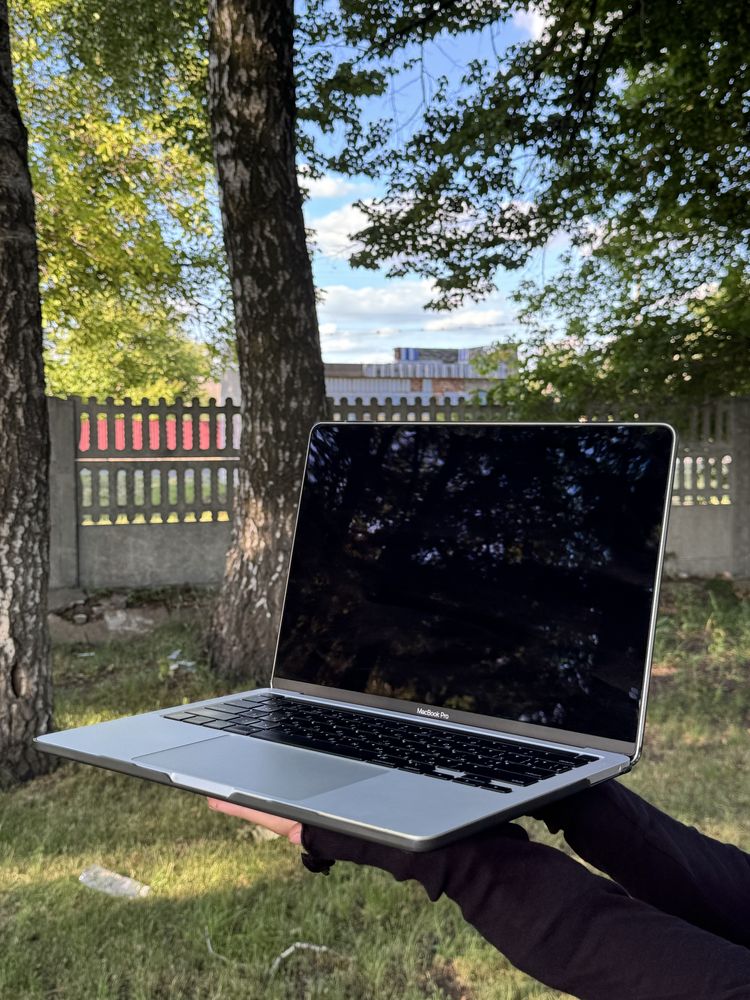 Продам MacBook pro, m1, 8GB, 250GB