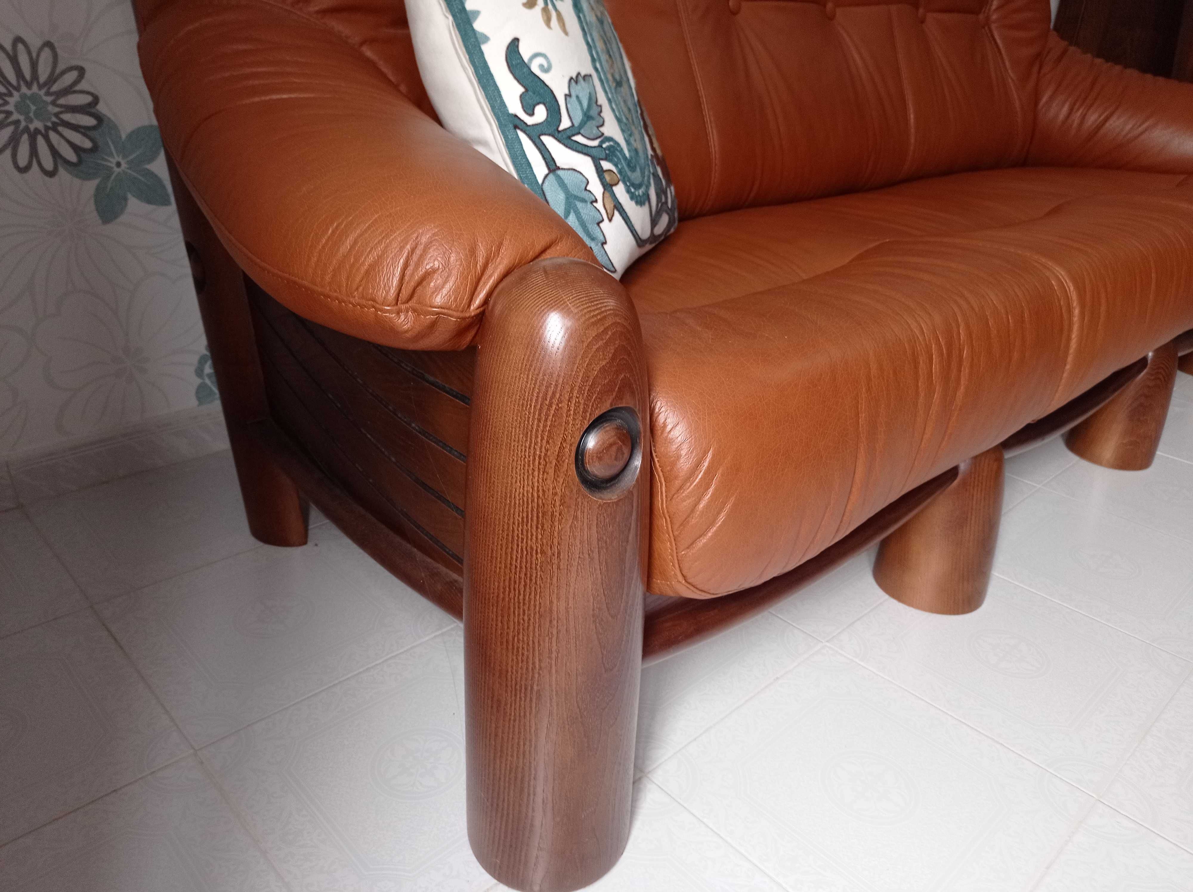 Conjunto de sofás em pele