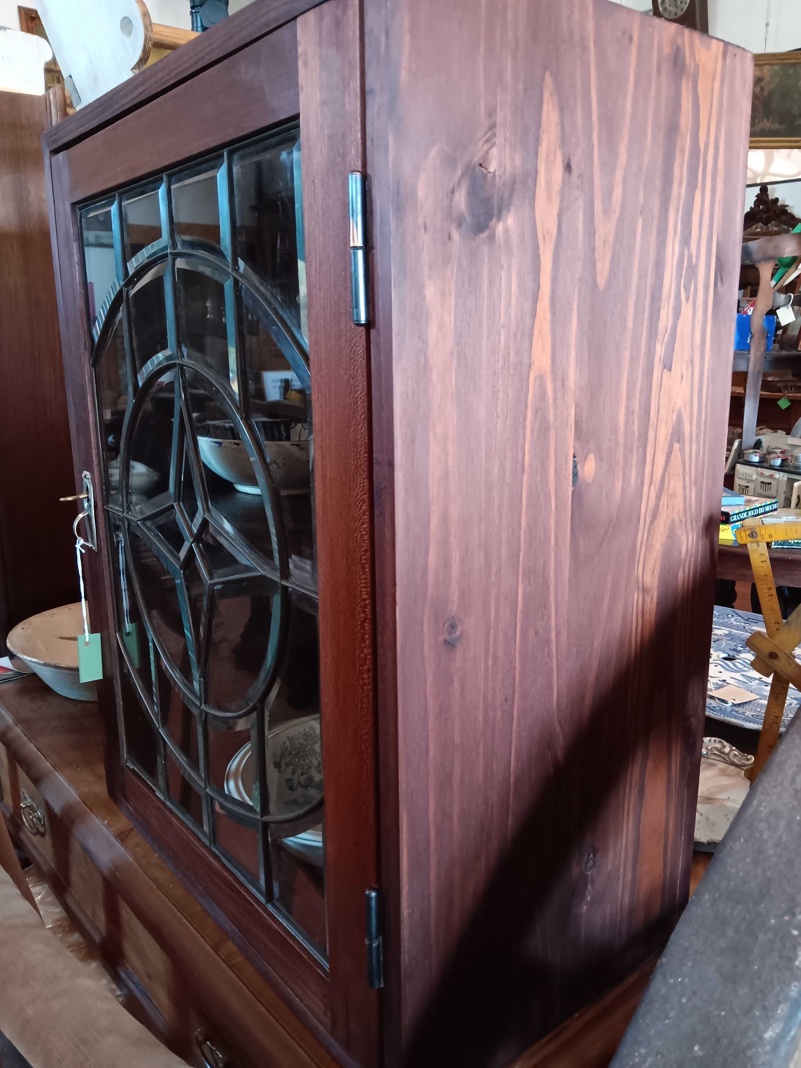 Vitrine com vitral ( Painel D'Instantes)