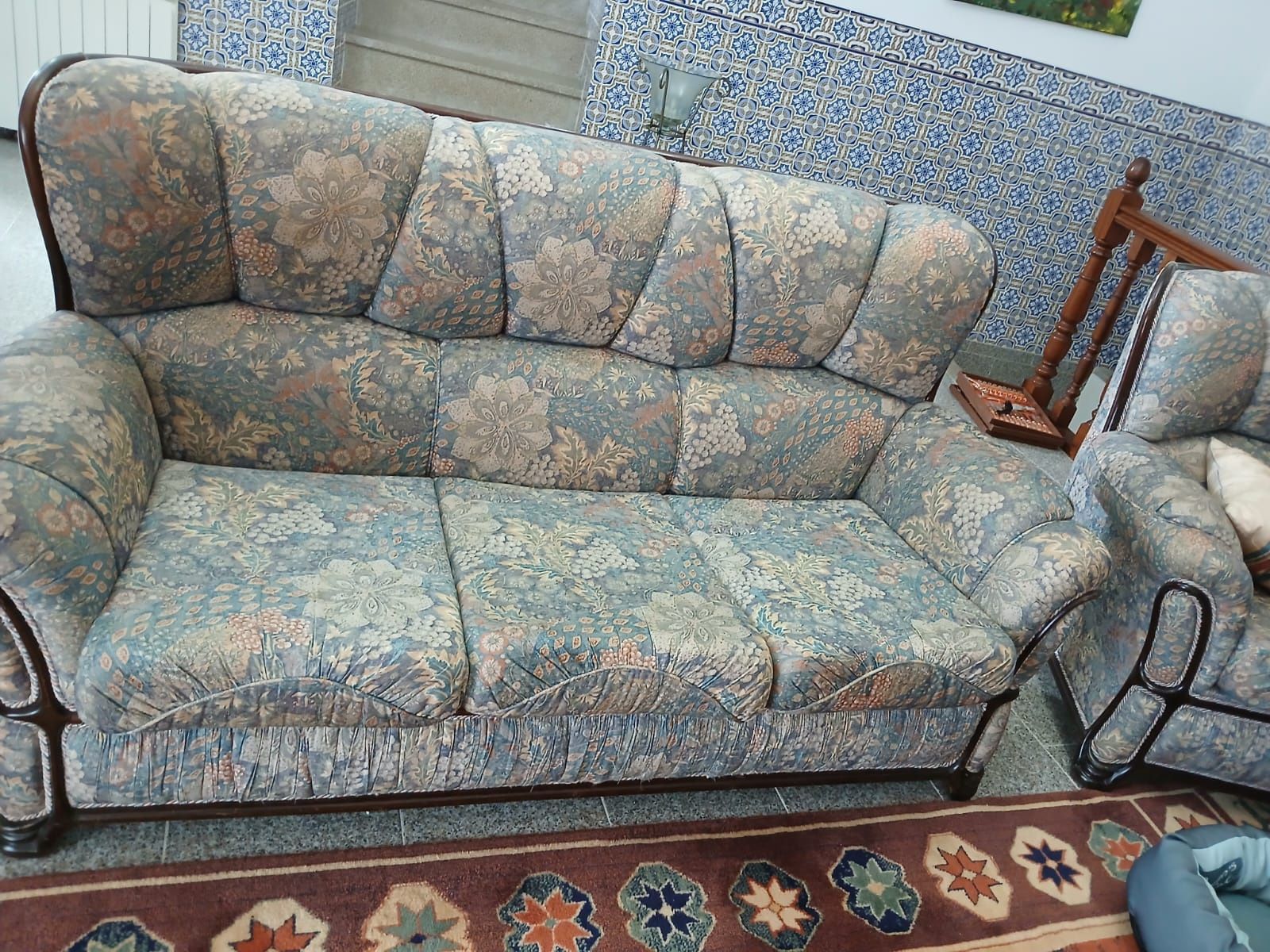 Conjunto 3 sofás como novos, um é sofá cama.