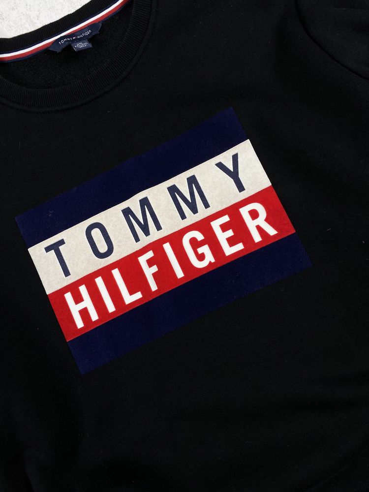 Емблема елегантності: Чорний світшот Tommy Hilfiger