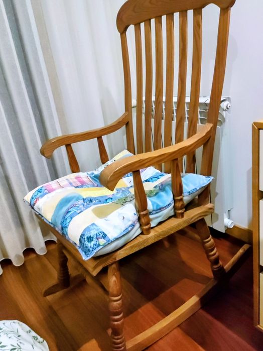 Cadeira de baloiço em madeira maciça – Feita por carpinteiro