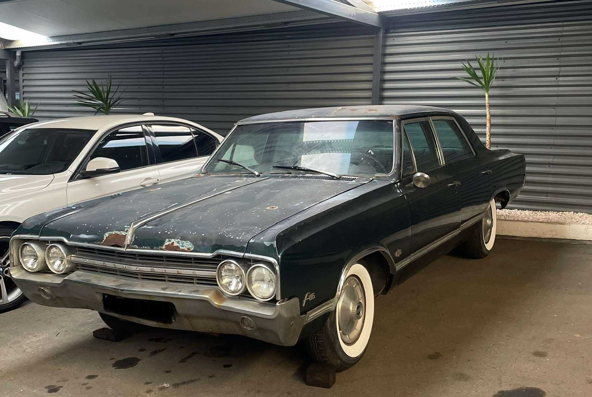 OLDSMOBILE F85 DE LUXE FOUR-DOOR SEDAN 5.5 V8