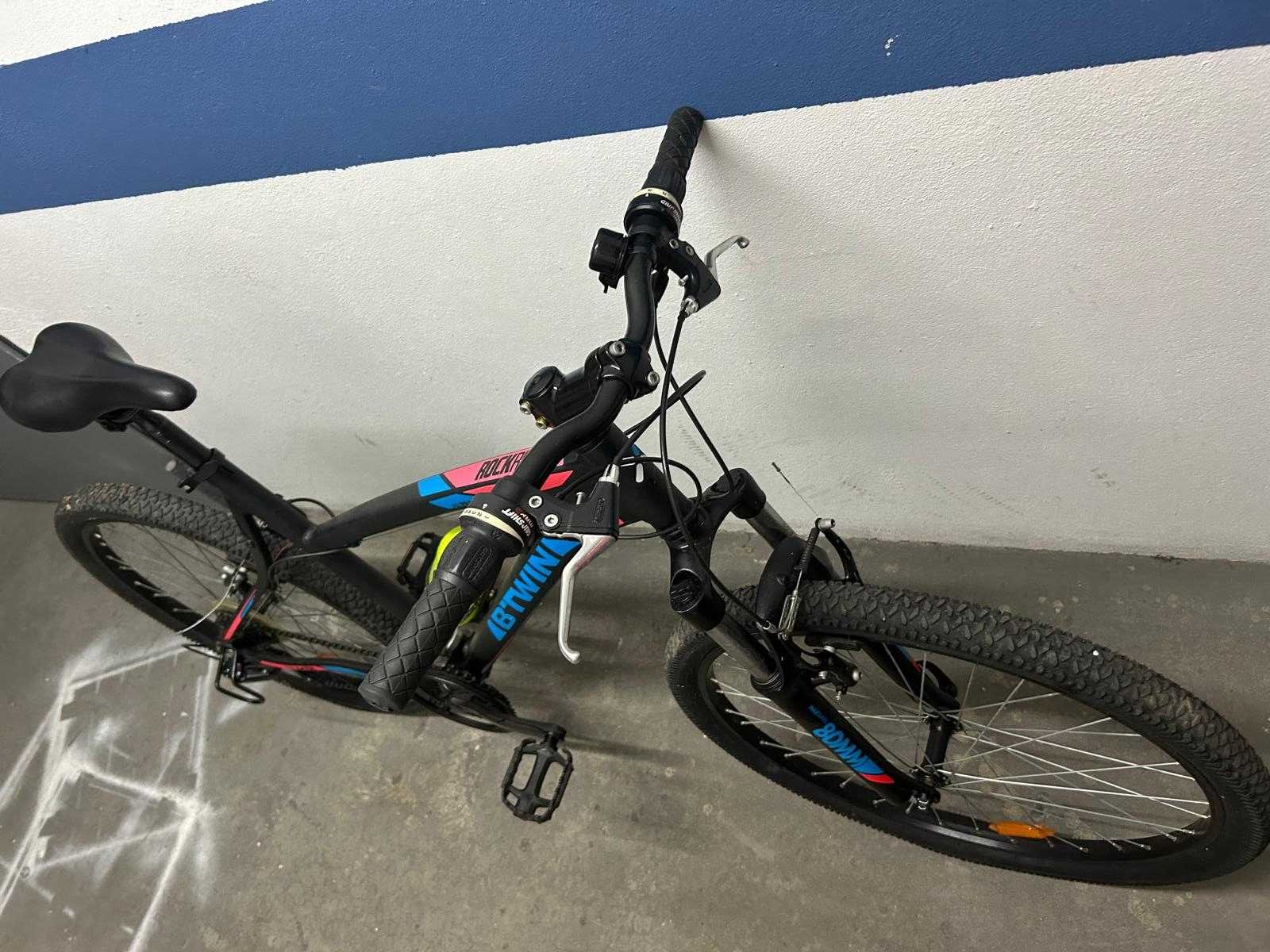 Bicicleta BTWin preta e azul roda 24