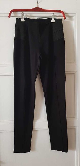 Leggings em cor preta com elásticos nas ancas tecido forte