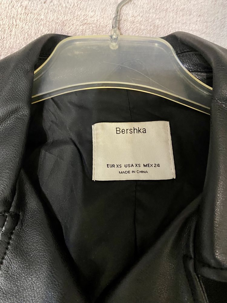 Продам кожаную женскую куртку Bershka