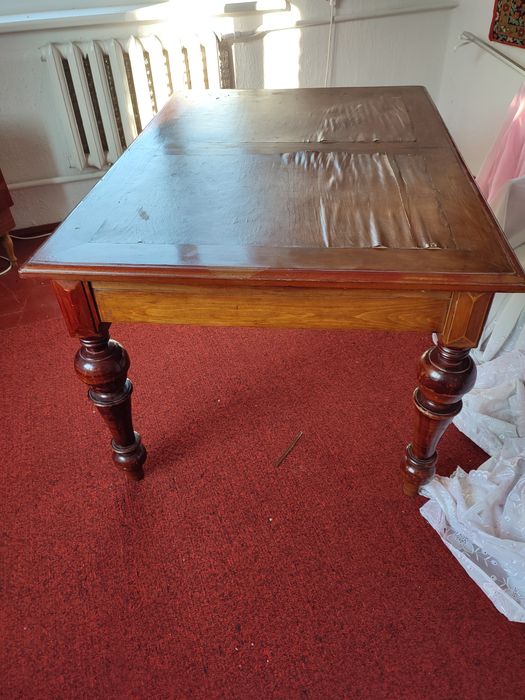 Стіл для вітальні чи зали