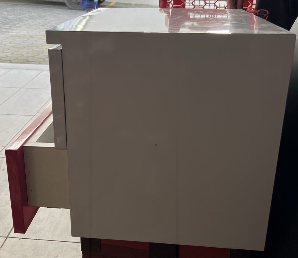 Mesa de cabeceira suspensa