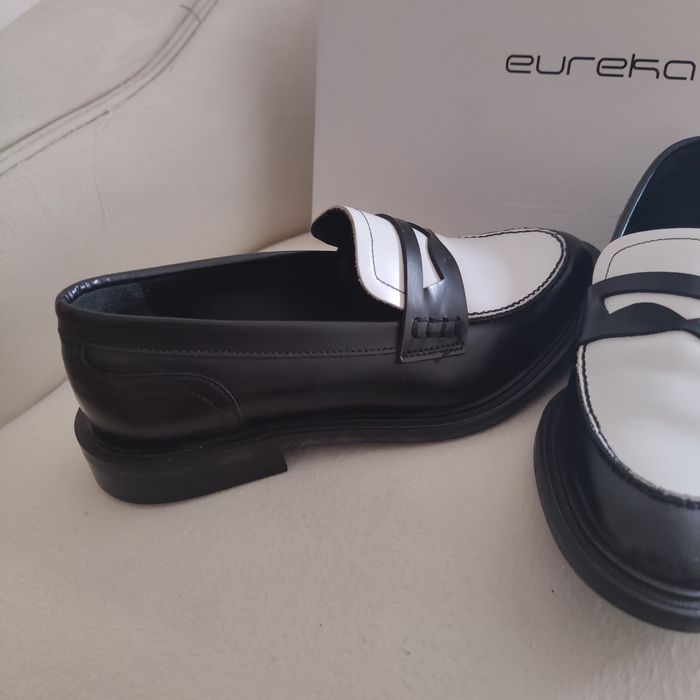 Sapatos Eureka - Pele - Novos - 35 - Pretos e brancos.

Aproveite para