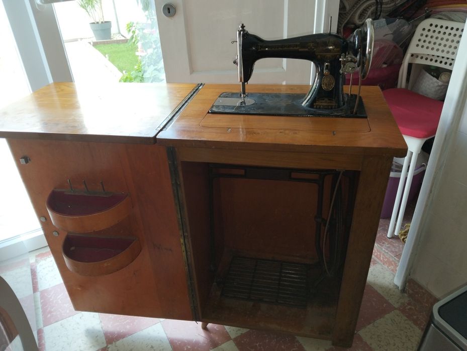Máquina de costura Singer antiga em móvel