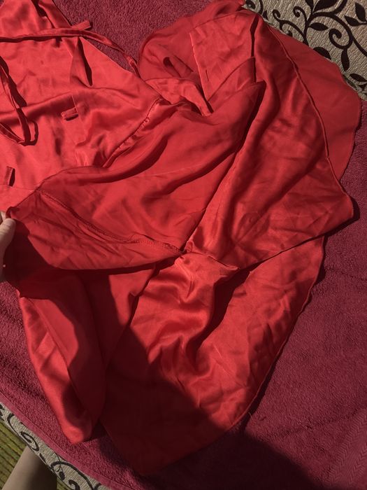 Плаття з вирізом