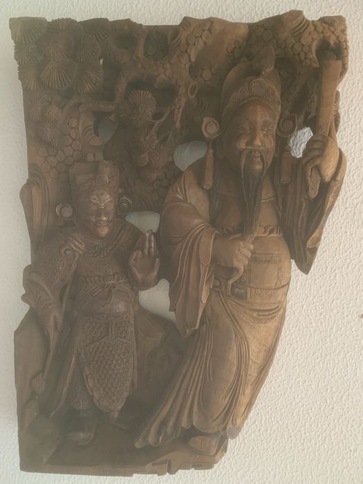 Peça de madeira, talhada com motivos de Macau