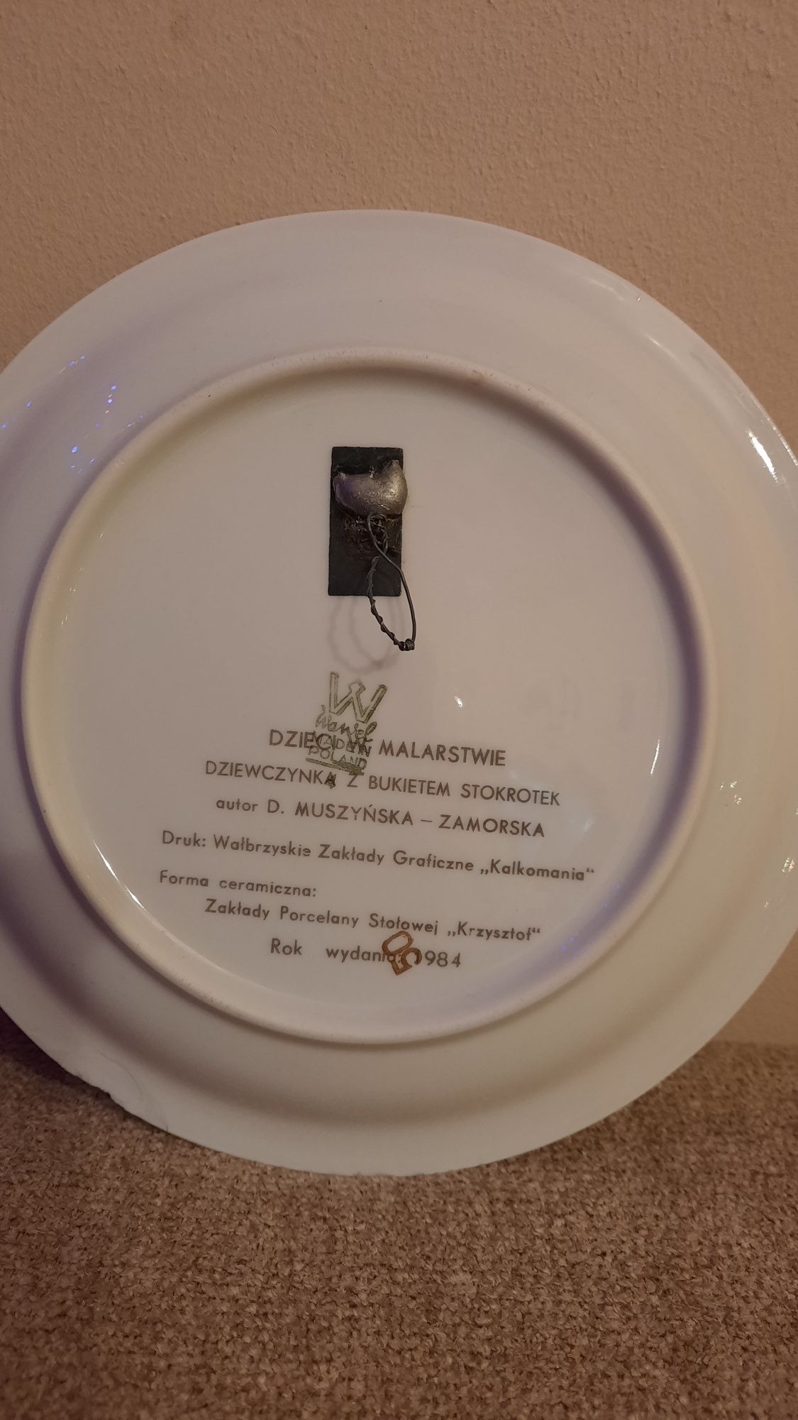 Talerz dziewczynka z bukietem stokrotek