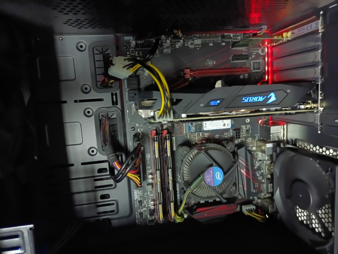 Intel i7 8700 , 16bgb ram 16 gb , 256 SSD 500 HDD graf 4gb  + monit