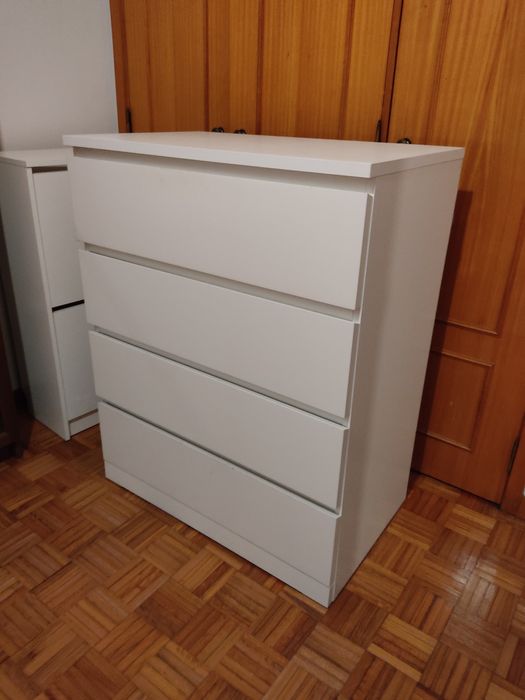 Cómoda Malm com 4 gavetas
