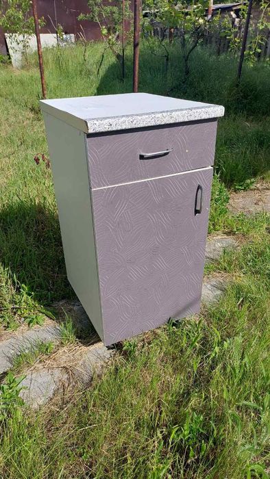 Кухня. Стол. Стул. Мойка.