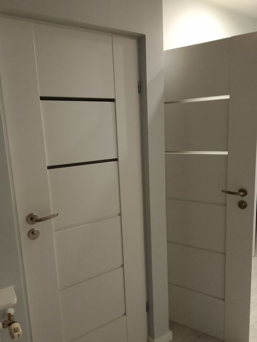 5 sztuk klamek satynowych 3 na klucz i 2 łazienkowe