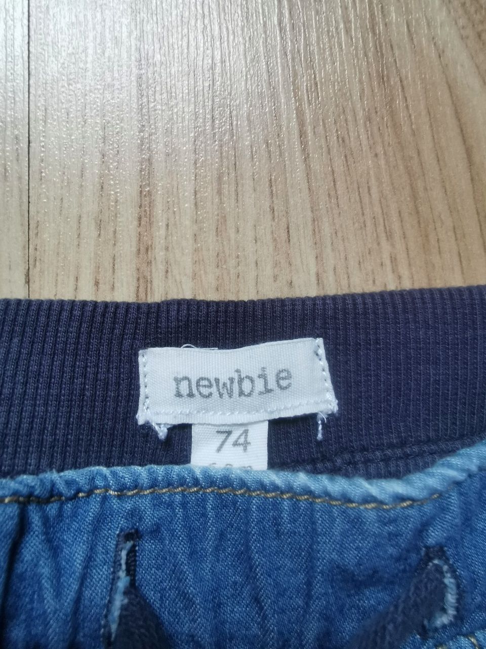 Zestaw Newbie roz. 74cm spodnie jeansowe i koszulka z długim rękawem