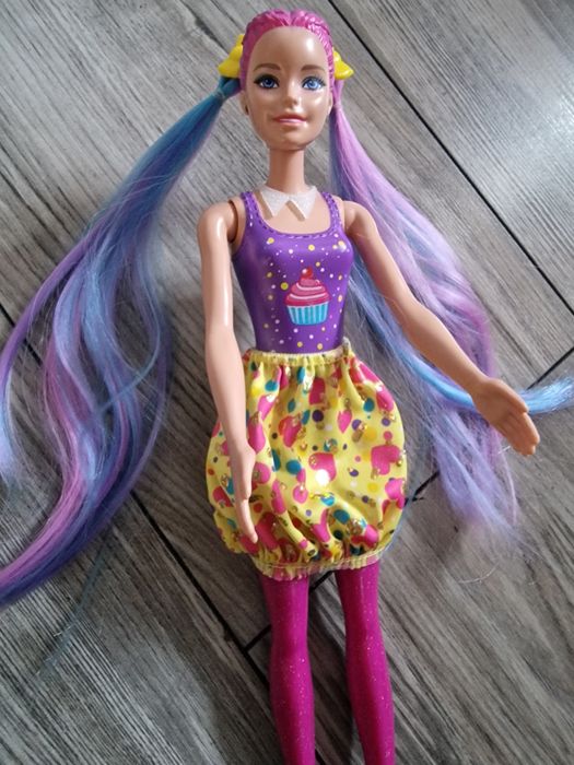 Lalka z wyciąganymi kokami