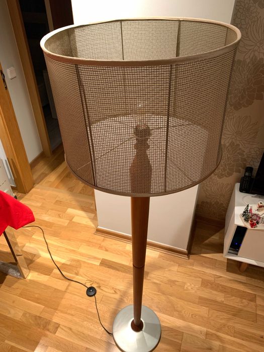 Candeeiro de pé alto