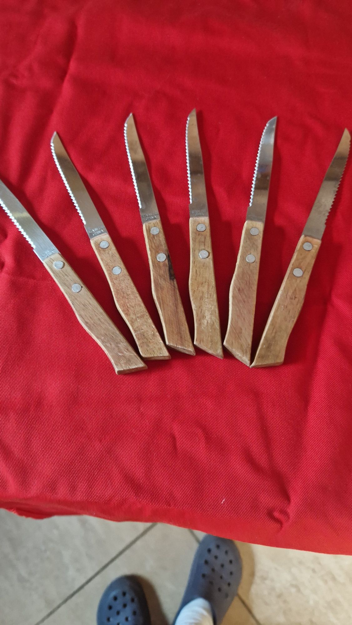 Noże do steków w  drewnianej  podstawie.
