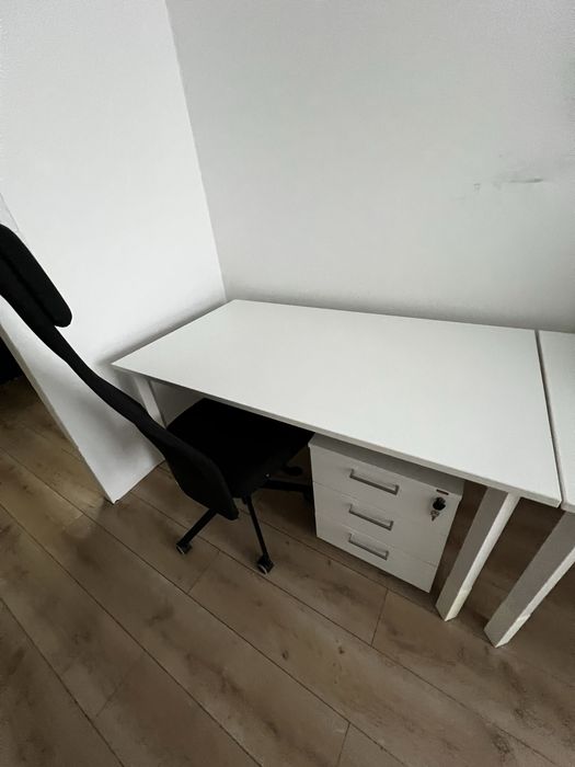 Biurko 140x80 Kinnarps / metalowa rama i nogi / regulacja 0-20 cm