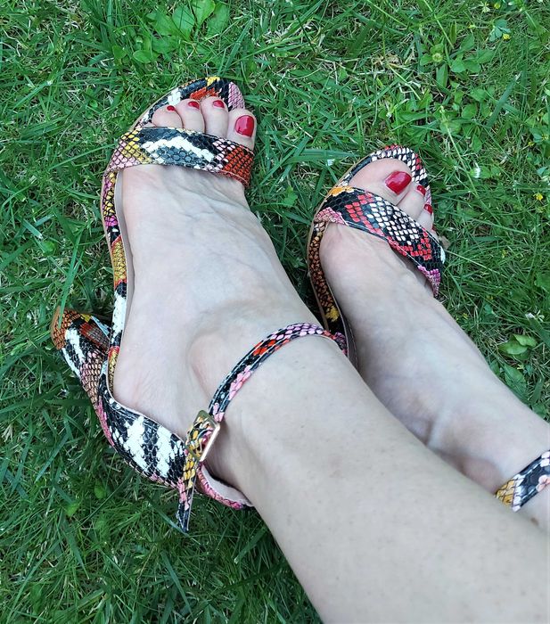 Sandały z imitacją skóry węża