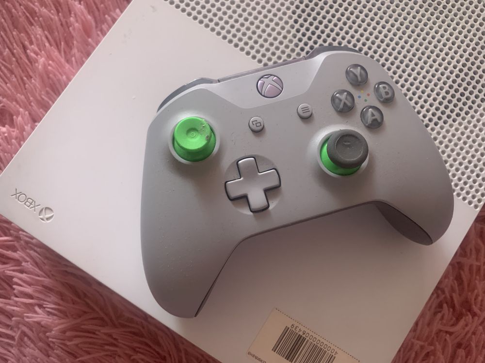 Продам приставку Xbox One S 1 tb