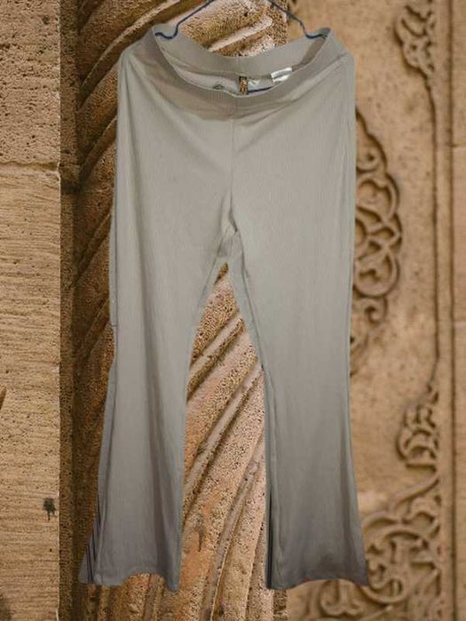 Штаны клеш в рубчик . h&m