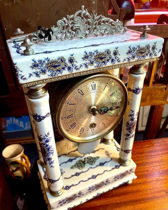 Relógio de pêndulo em porcelana