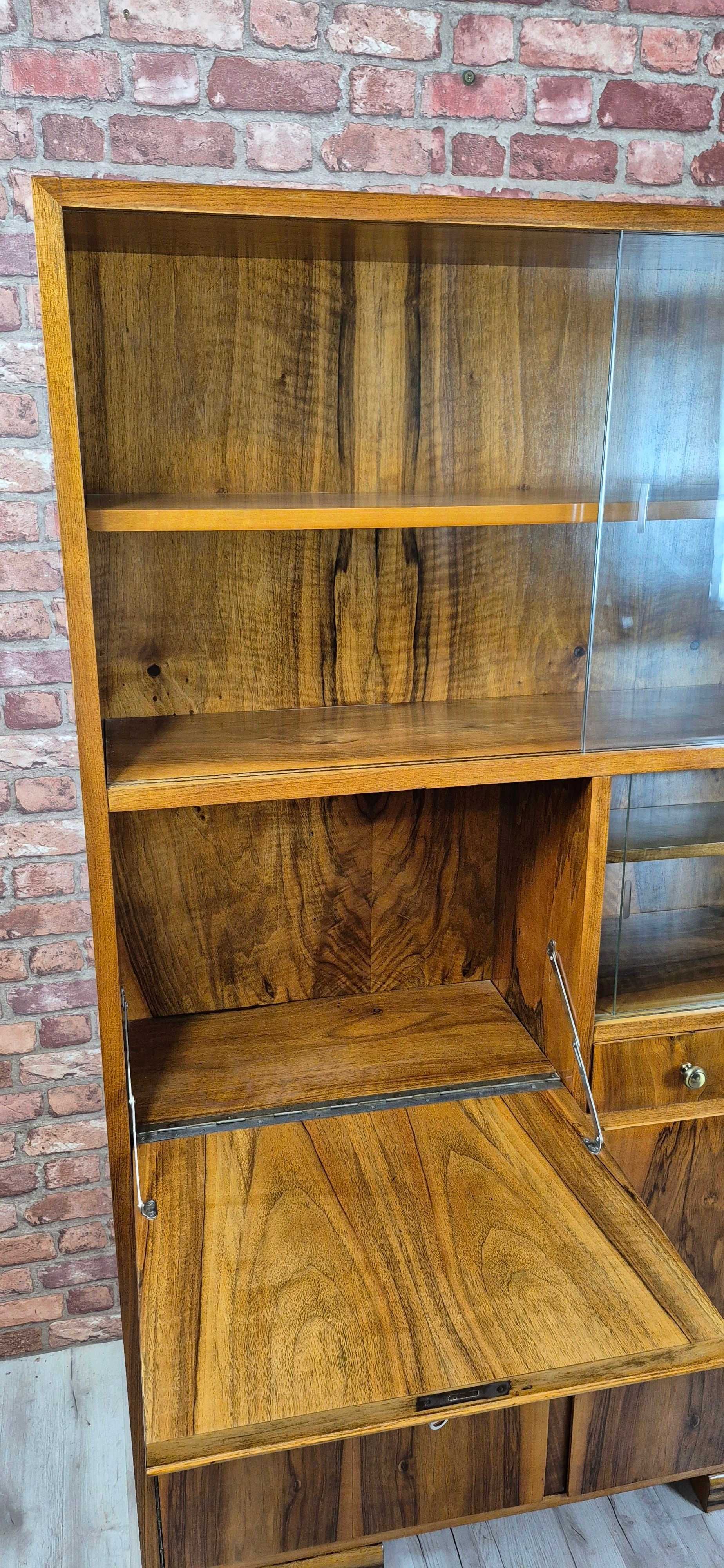 Biblioteczka orzechowa w stylu art deco, lata 50te. Po renowacji