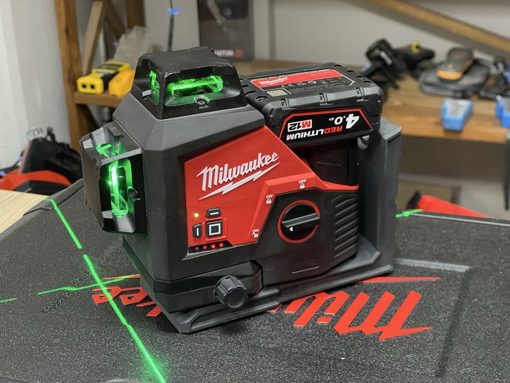 Milwaukee M12 3PL / 3D лінійний лазерний рівень Мілвокі