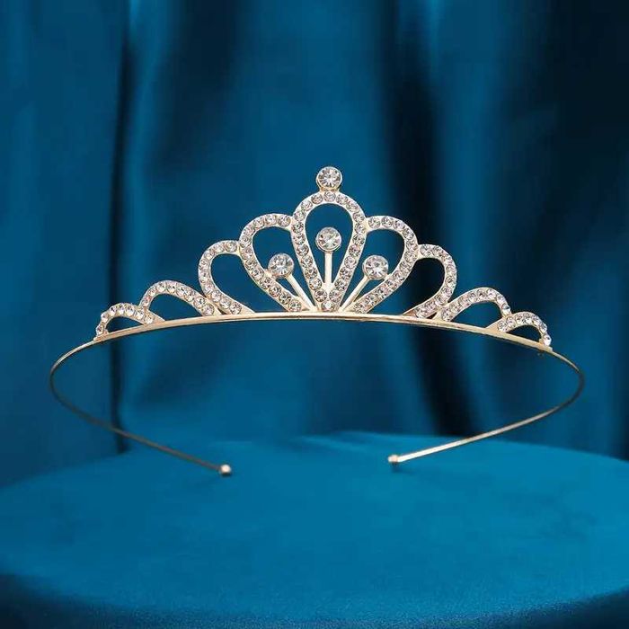 Нежная, красивая диадема