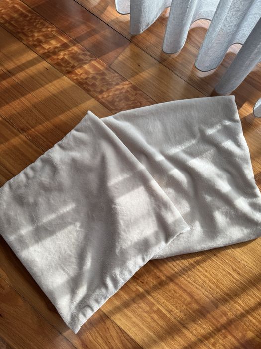 Duas capas de almofadas bege decorativas