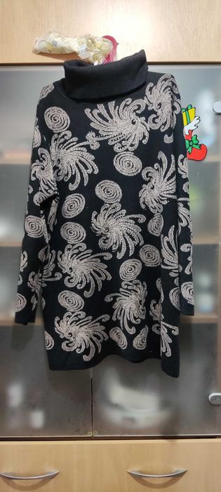 Продам  2 женских цветных свитера р 50-52