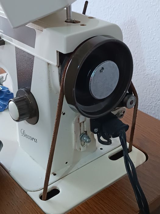 Máquina de costura Oliva Elgin (com móvel)