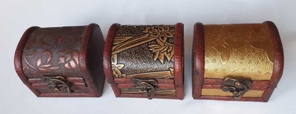 Mały ozdobny kuferek z drewna - szkatułka