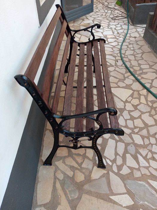 Lindo banco de jardim restaurado