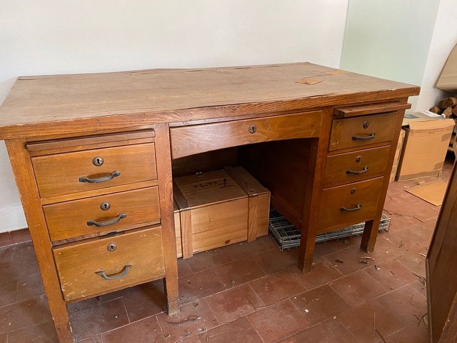 Secretária grandeVintage a precisar de algum restauro