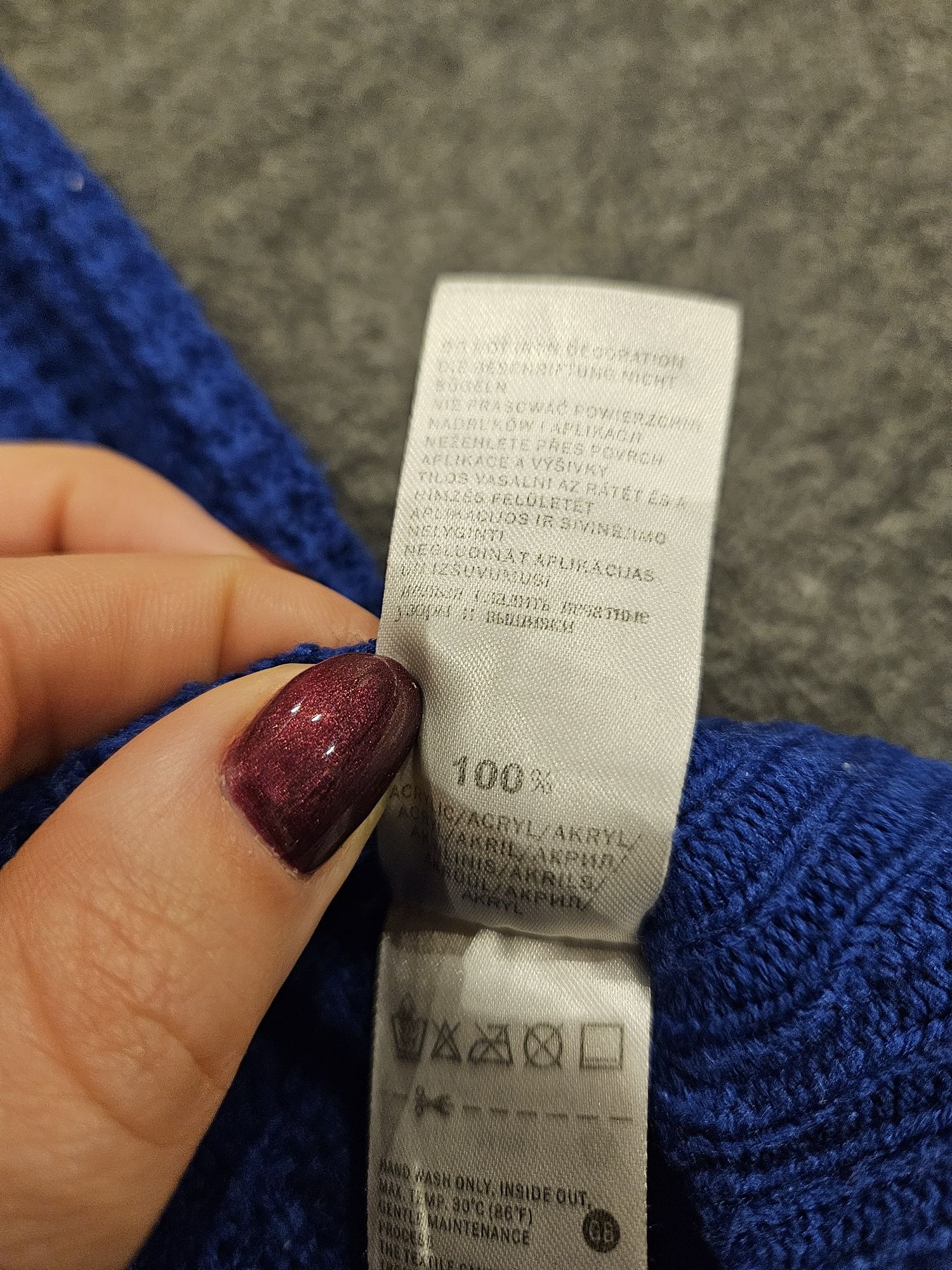 Niebieski sweter zimowy