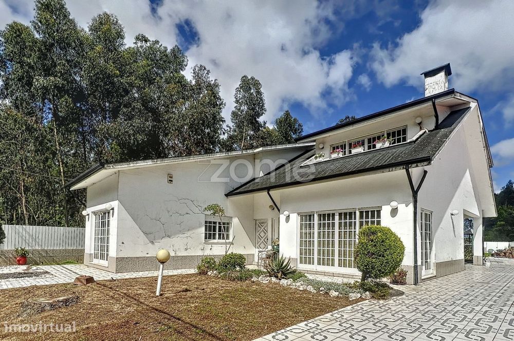 Moradia T4 de 4 frentes num lote de terreno de 3020m2 em Fiães.