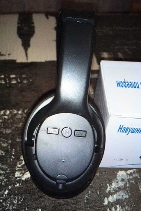 Беспроводные НОВЫЕ наушники с  Радио и MP3 слот для microSD