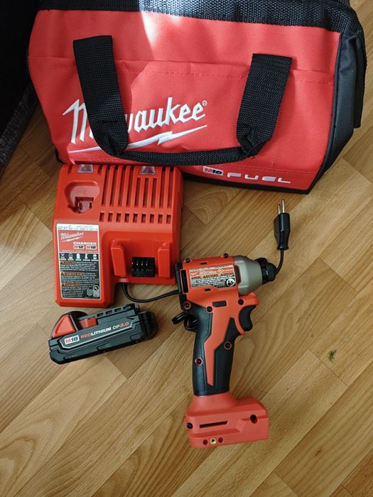 Інструмент Milwaukee ( імпакт, заклепник)