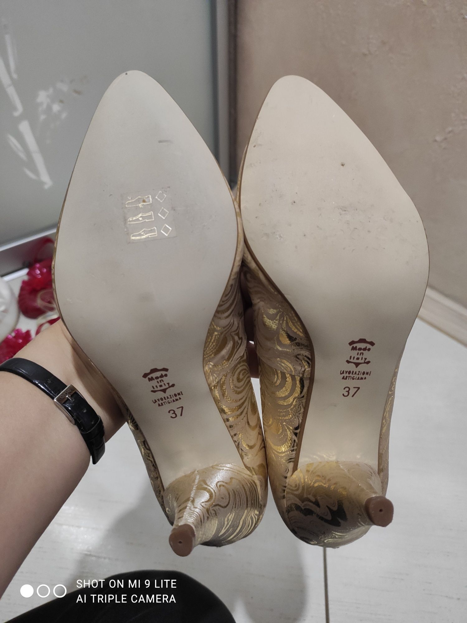 Туфлі жіночі золотого кольору