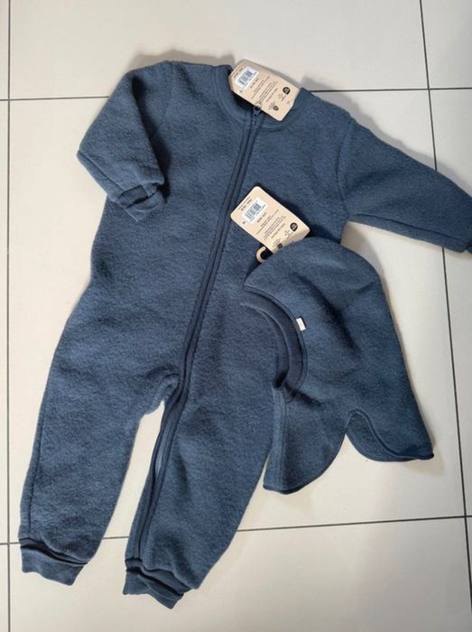 Granatowy kombinezon z wełny merino z kominiarką dla chłopca
