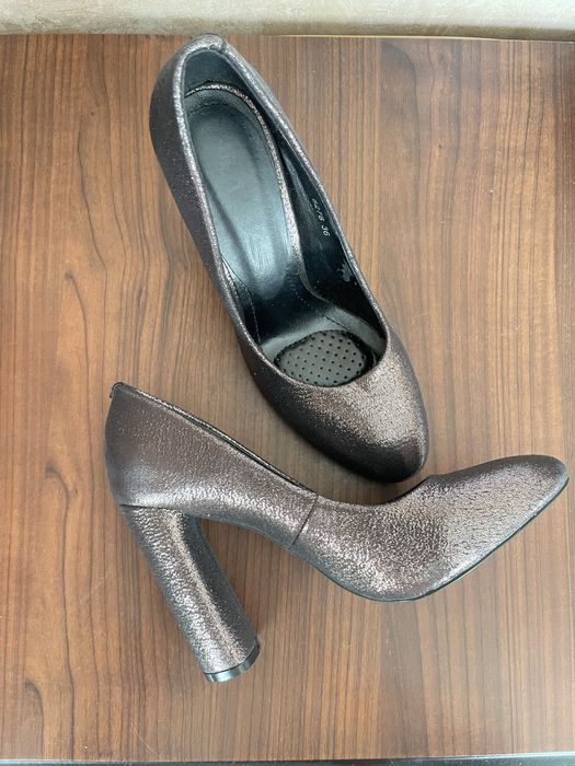 Коричневі святкові туфлі з блискітками на каблуку