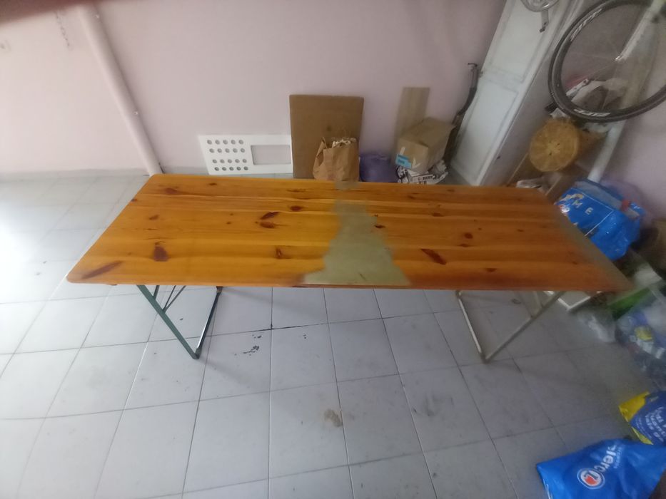 Mesa grande e 2 bancos de correr