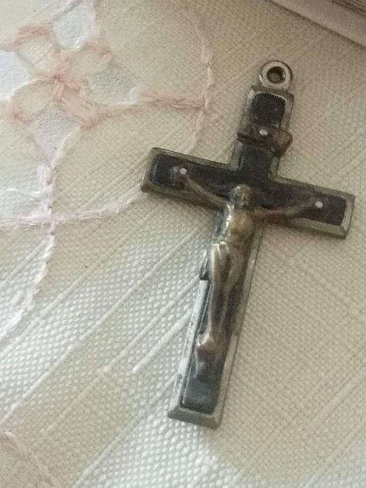 Caixa,tipo livro com motivo de prata e pendente/ crucifixo no interior